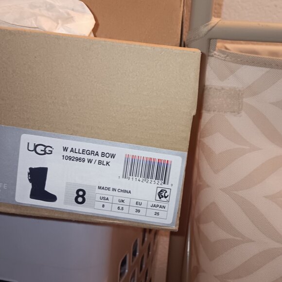 Black UGG - Picture 8 of 8